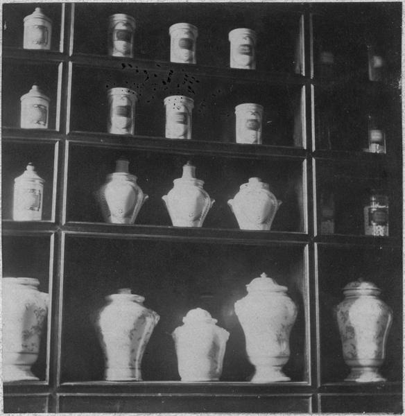 pots à pharmacie, vue partielle - © Ministère de la Culture (France), Médiathèque du patrimoine et de la photographie (objets mobiliers), tous droits réservés