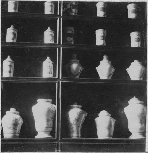 pots à pharmacie, vue partielle - © Ministère de la Culture (France), Médiathèque du patrimoine et de la photographie (objets mobiliers), tous droits réservés