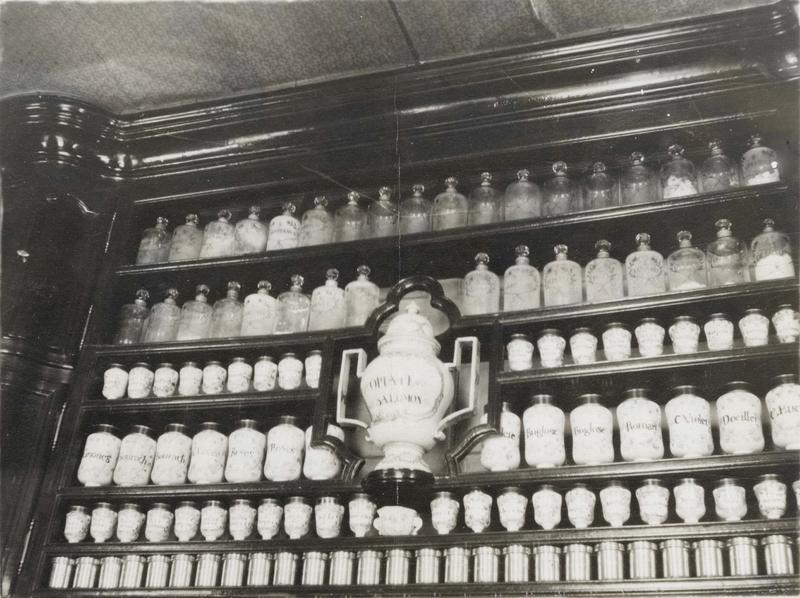 pots à pharmacie, vue générale - © Ministère de la Culture (France), Médiathèque du patrimoine et de la photographie (objets mobiliers), tous droits réservés