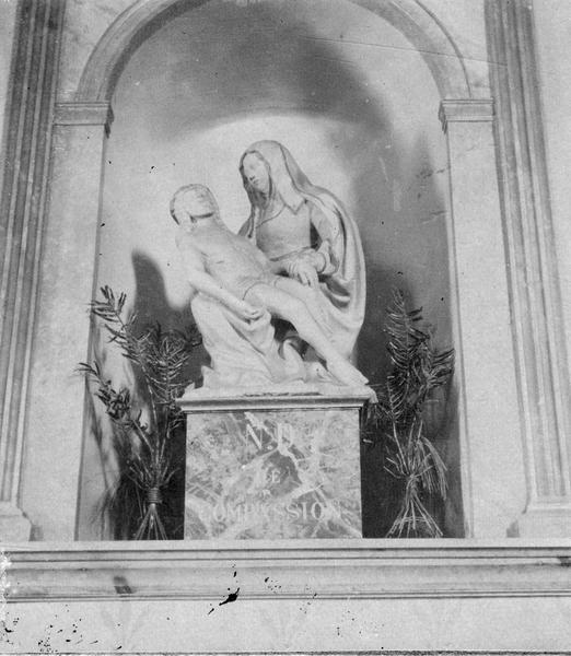 groupe sculpté : Vierge de Pitié, vue générale