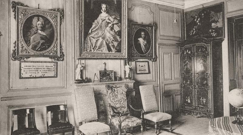 armoire, portraits : messire Panissod, bienfaiteur de l'hospice membre de la famille Panissod, vue générale - © Ministère de la Culture (France), Médiathèque du patrimoine et de la photographie (objets mobiliers), tous droits réservés