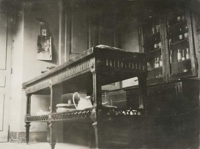 table, vue générale - © Ministère de la Culture (France), Médiathèque du patrimoine et de la photographie (objets mobiliers), tous droits réservés