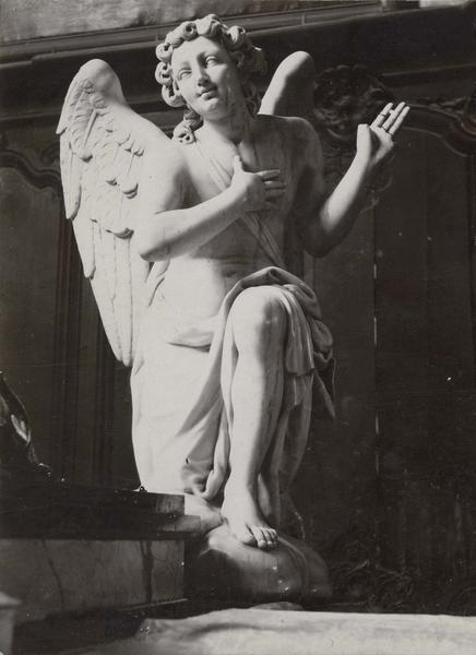 statue : ange agenouillé, vue générale - © Ministère de la Culture (France), Médiathèque du patrimoine et de la photographie (objets mobiliers), tous droits réservés