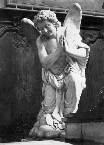 statue : ange agenouillé, vue générale - © Ministère de la Culture (France), Médiathèque du patrimoine et de la photographie (objets mobiliers), tous droits réservés
