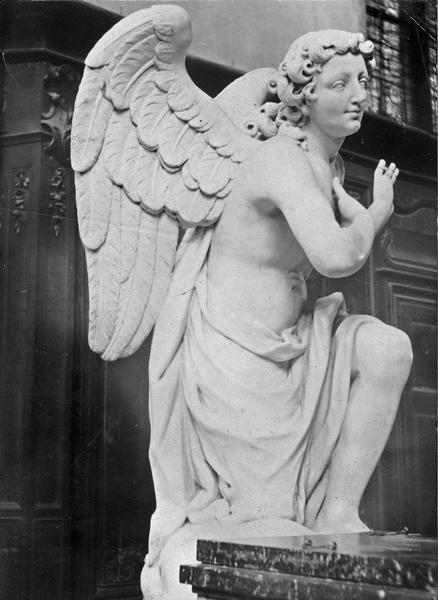 statue : ange agenouillé, vue générale - © Ministère de la Culture (France), Médiathèque du patrimoine et de la photographie (objets mobiliers), tous droits réservés