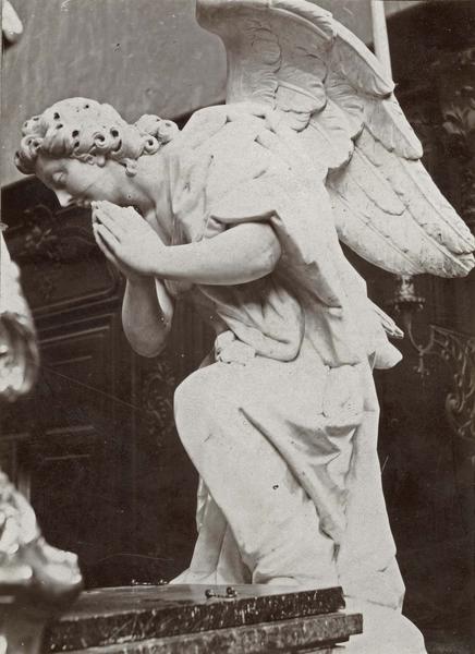 statue : ange agenouillé, vue générale - © Ministère de la Culture (France), Médiathèque du patrimoine et de la photographie (objets mobiliers), tous droits réservés