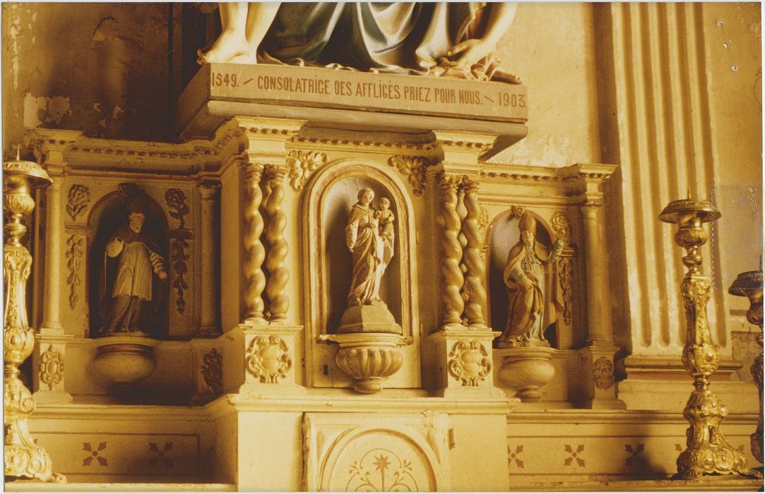 Retable orné de trois statuettes