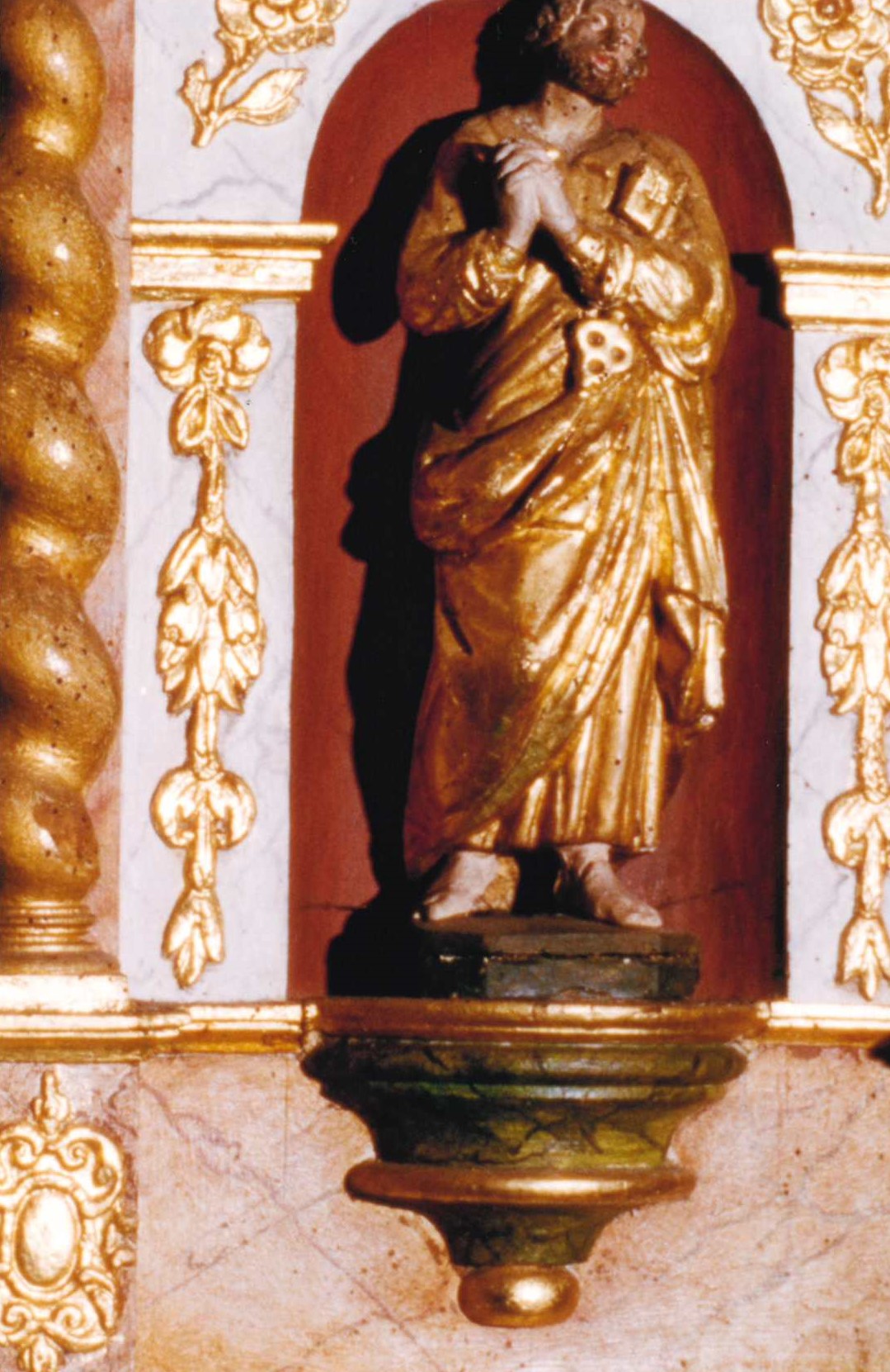 autel-tabernacle : statuette de saint Pierre