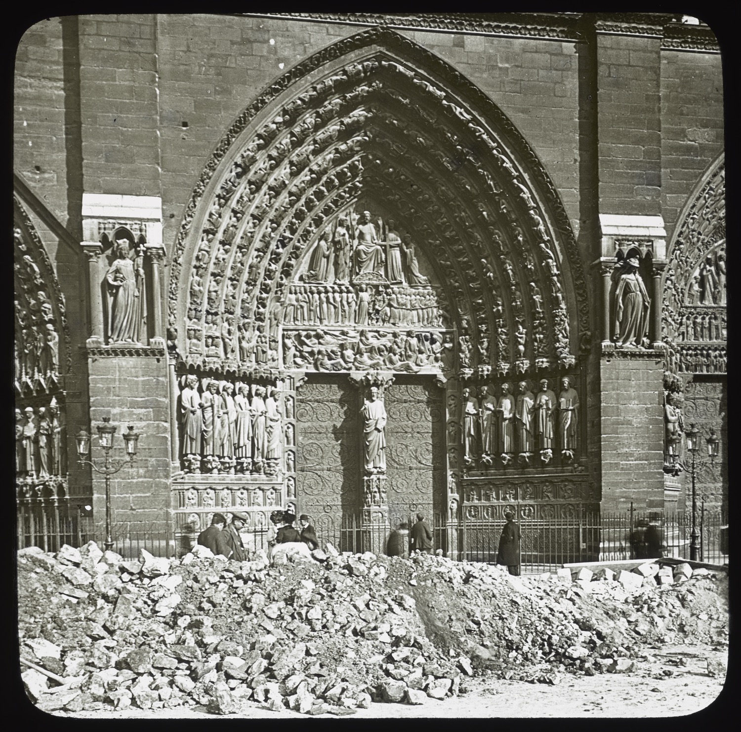 Gravas devant le portail central