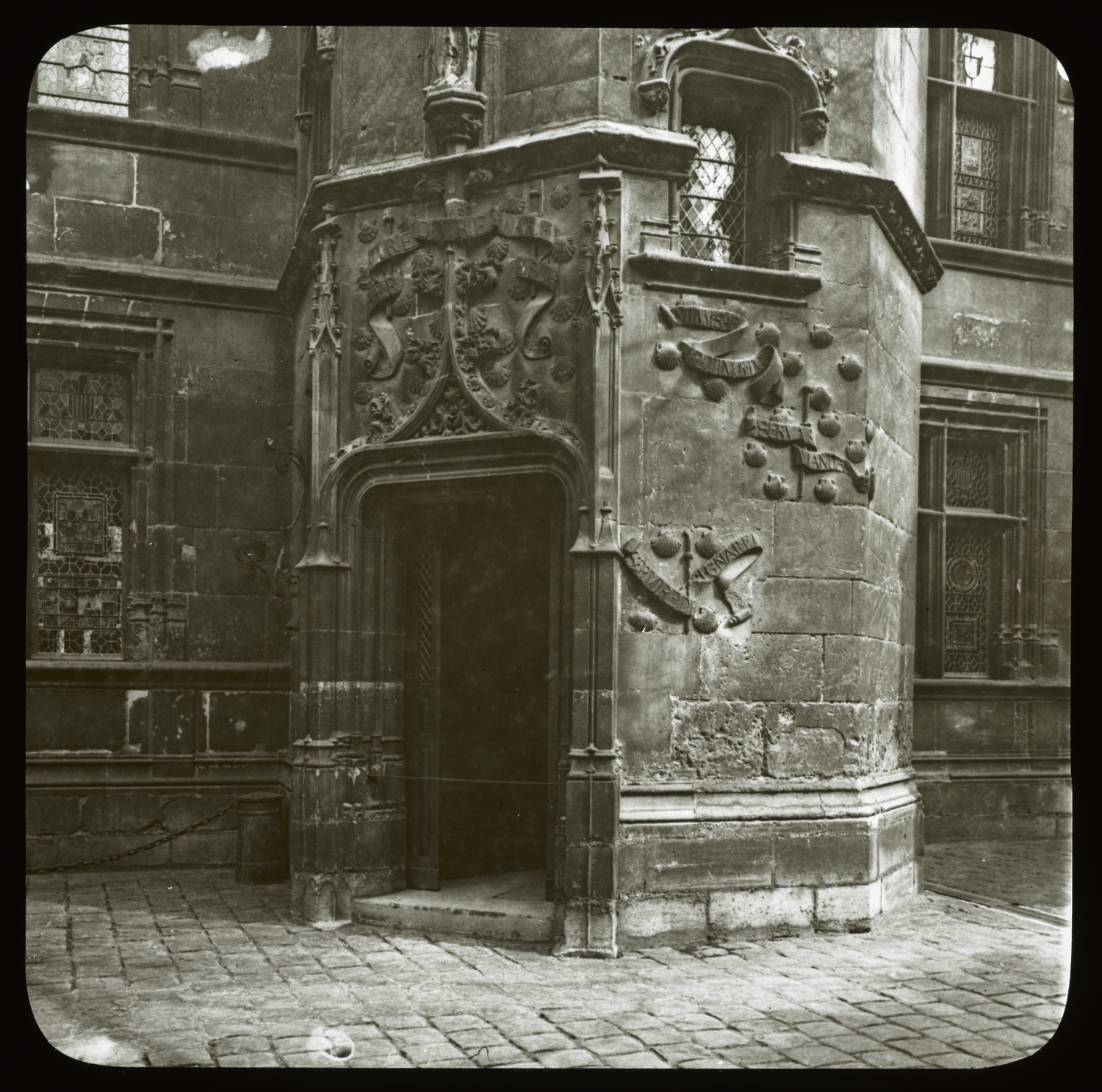 Façade sud : entrée de la tourelle