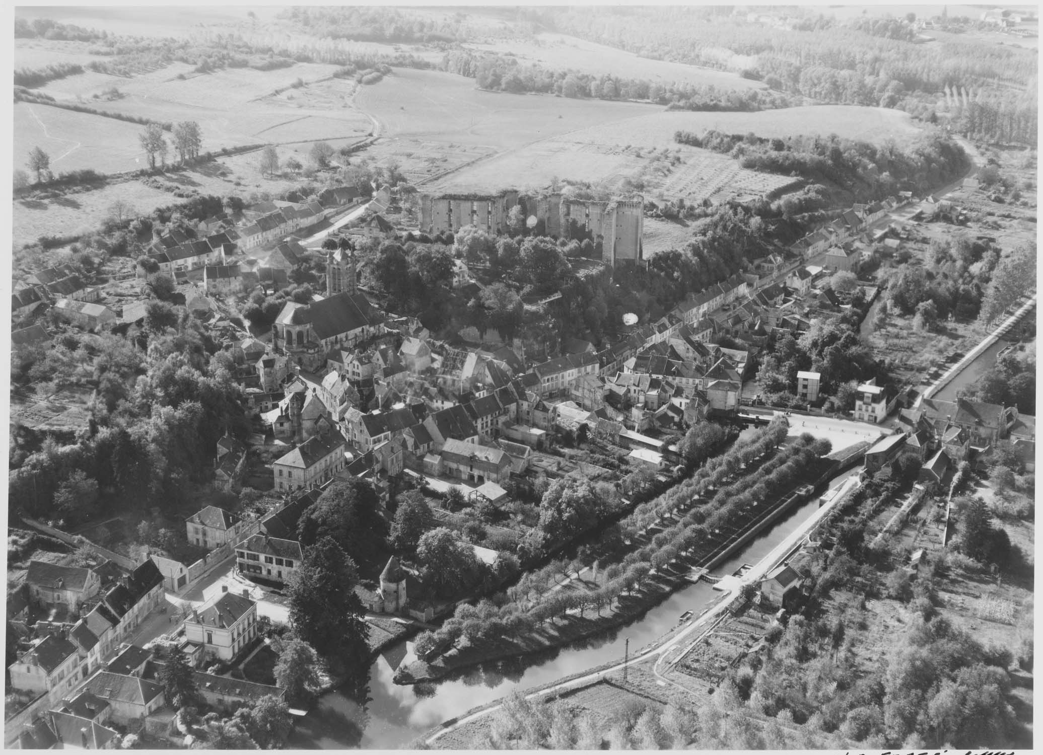 Le bourg avec le château