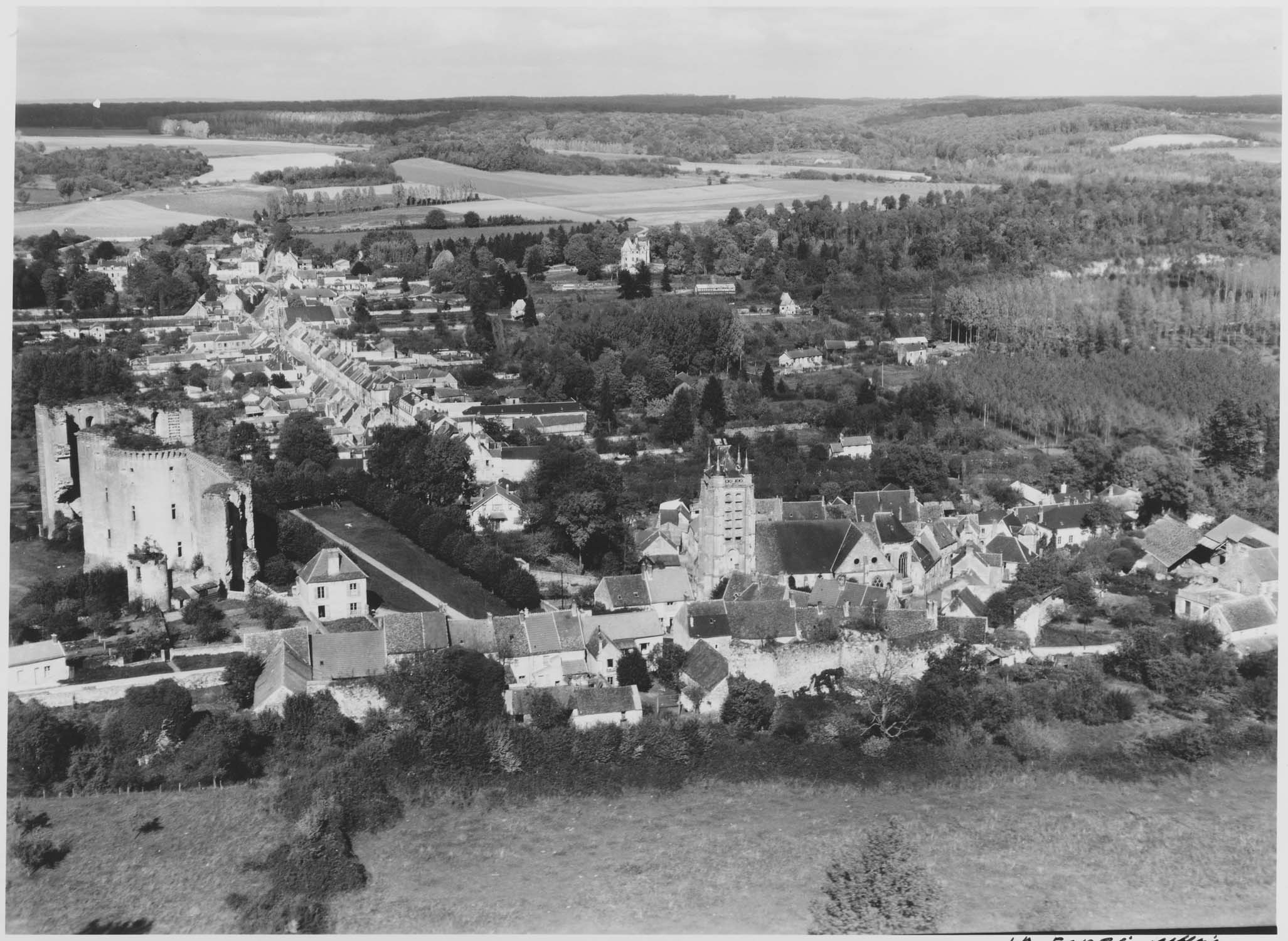 Le bourg avec le château et l’église Notre-Dame