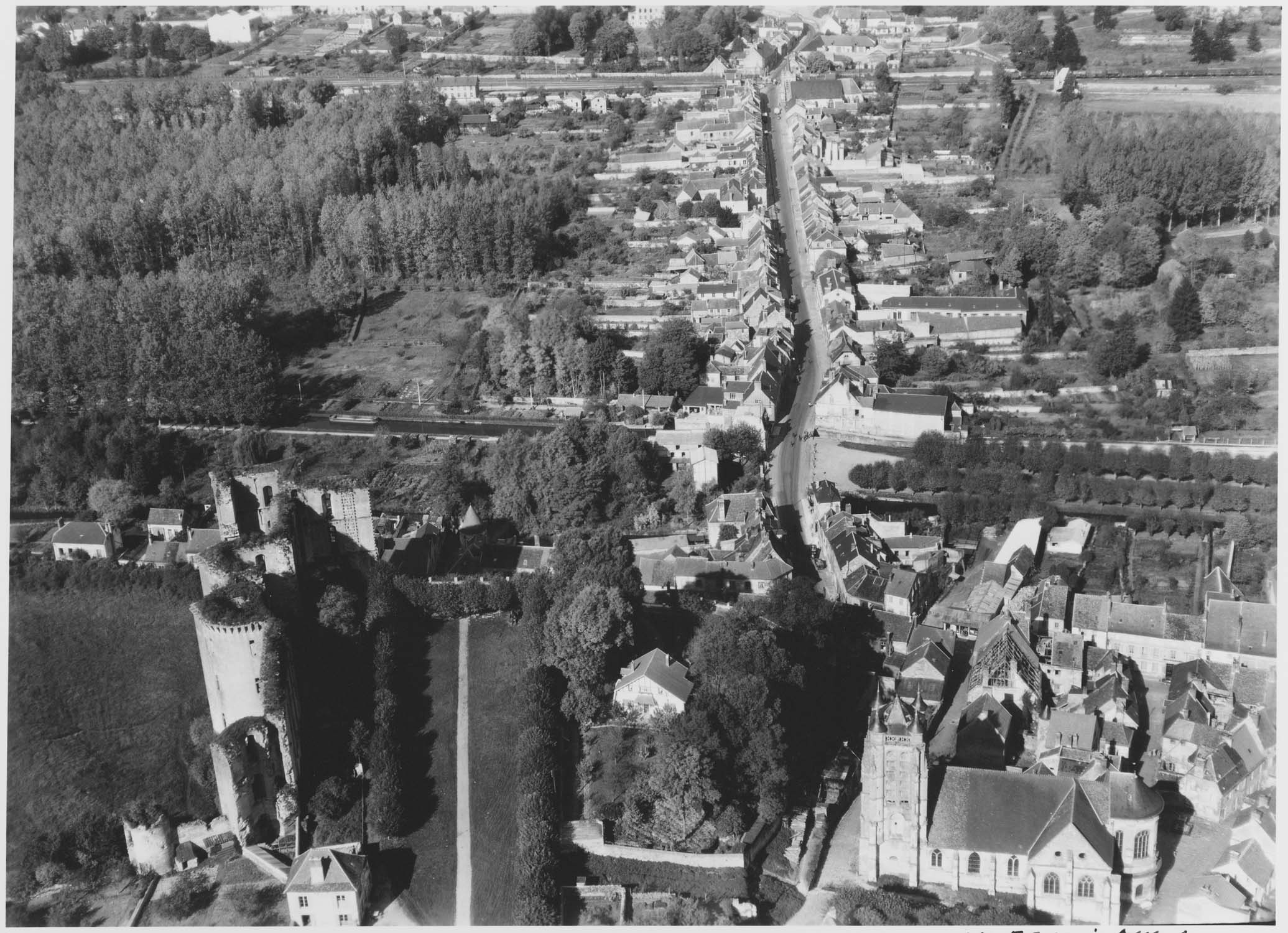 Le bourg avec le château