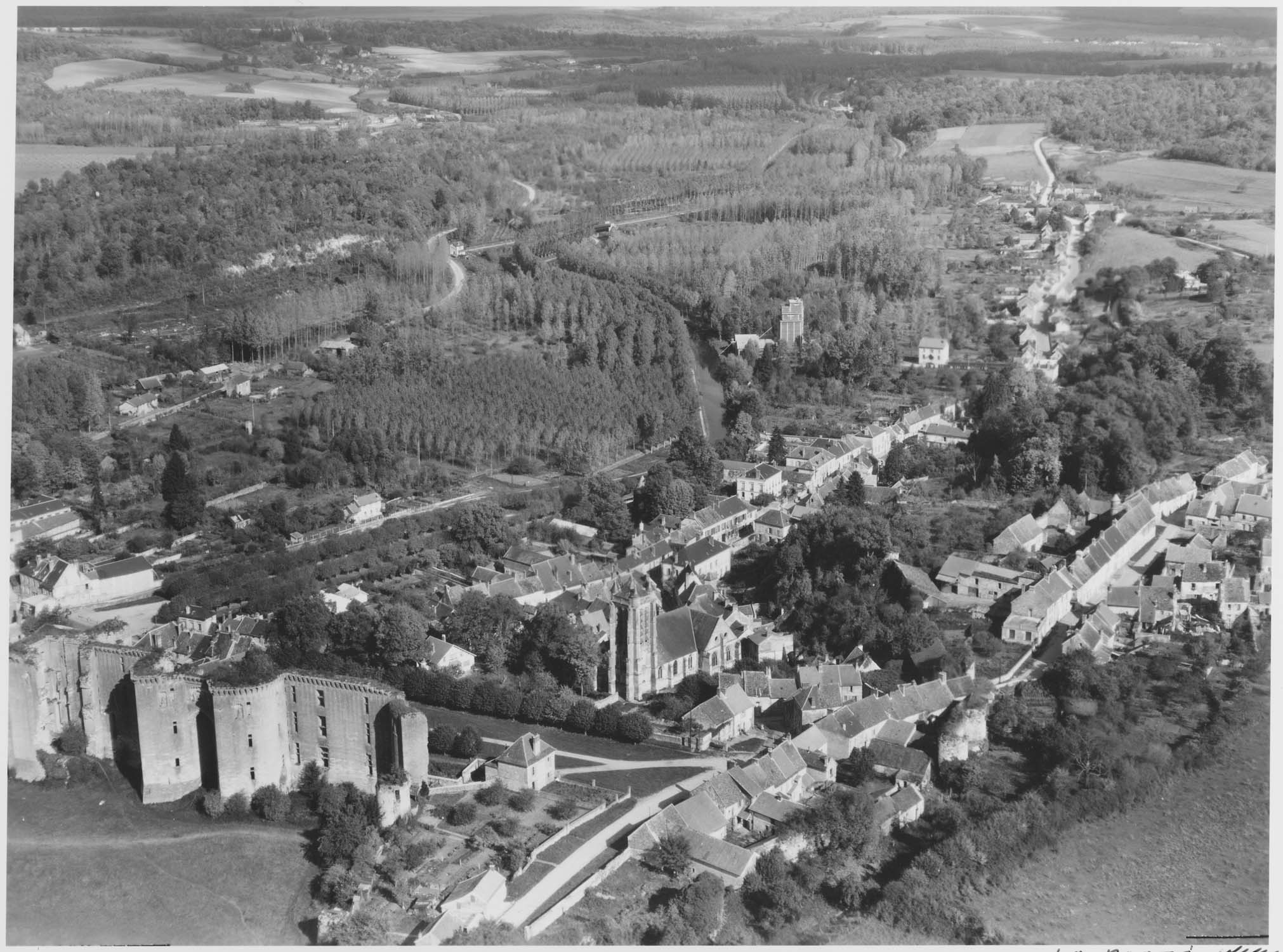 Le bourg avec le château