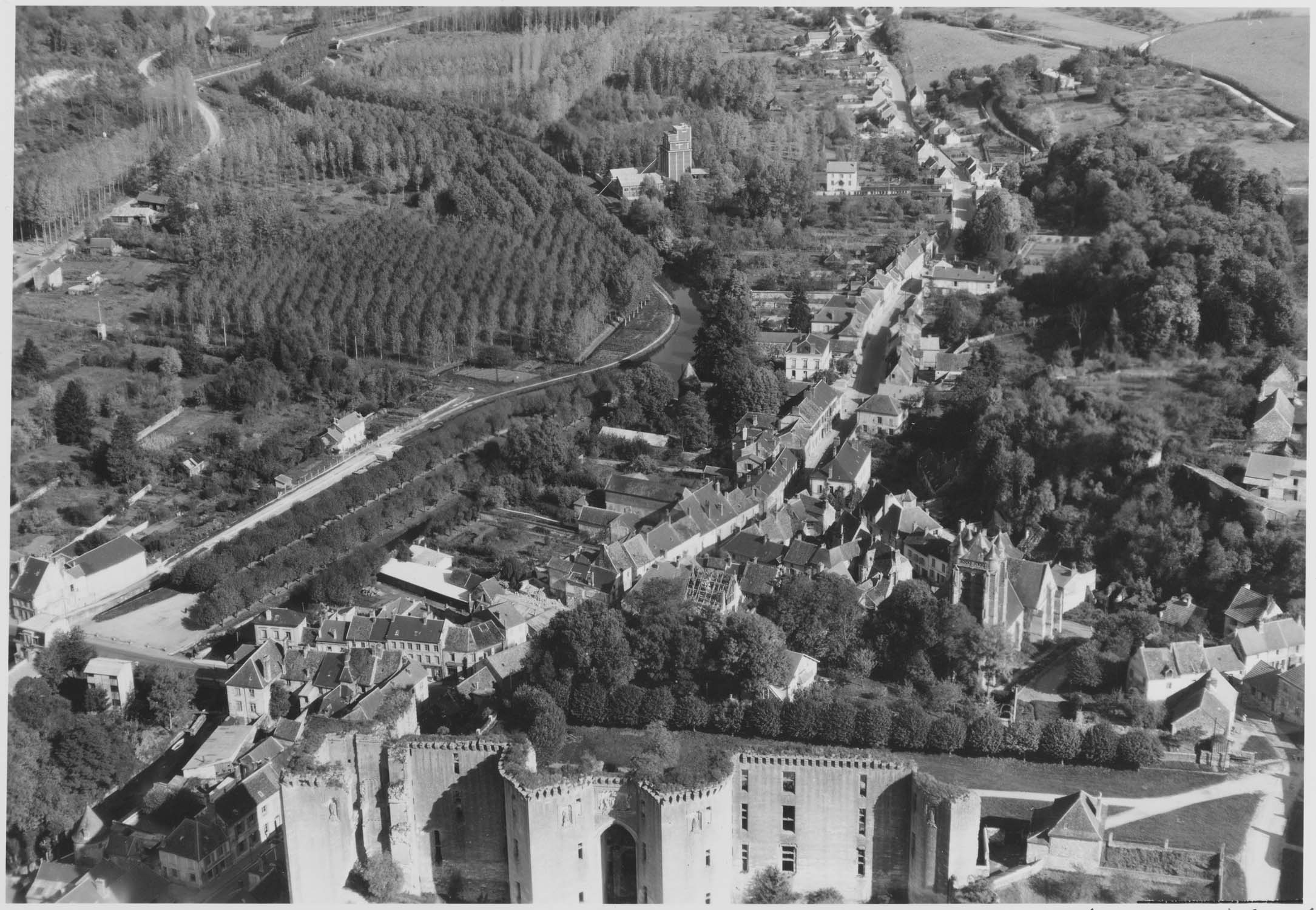 Le bourg avec le château