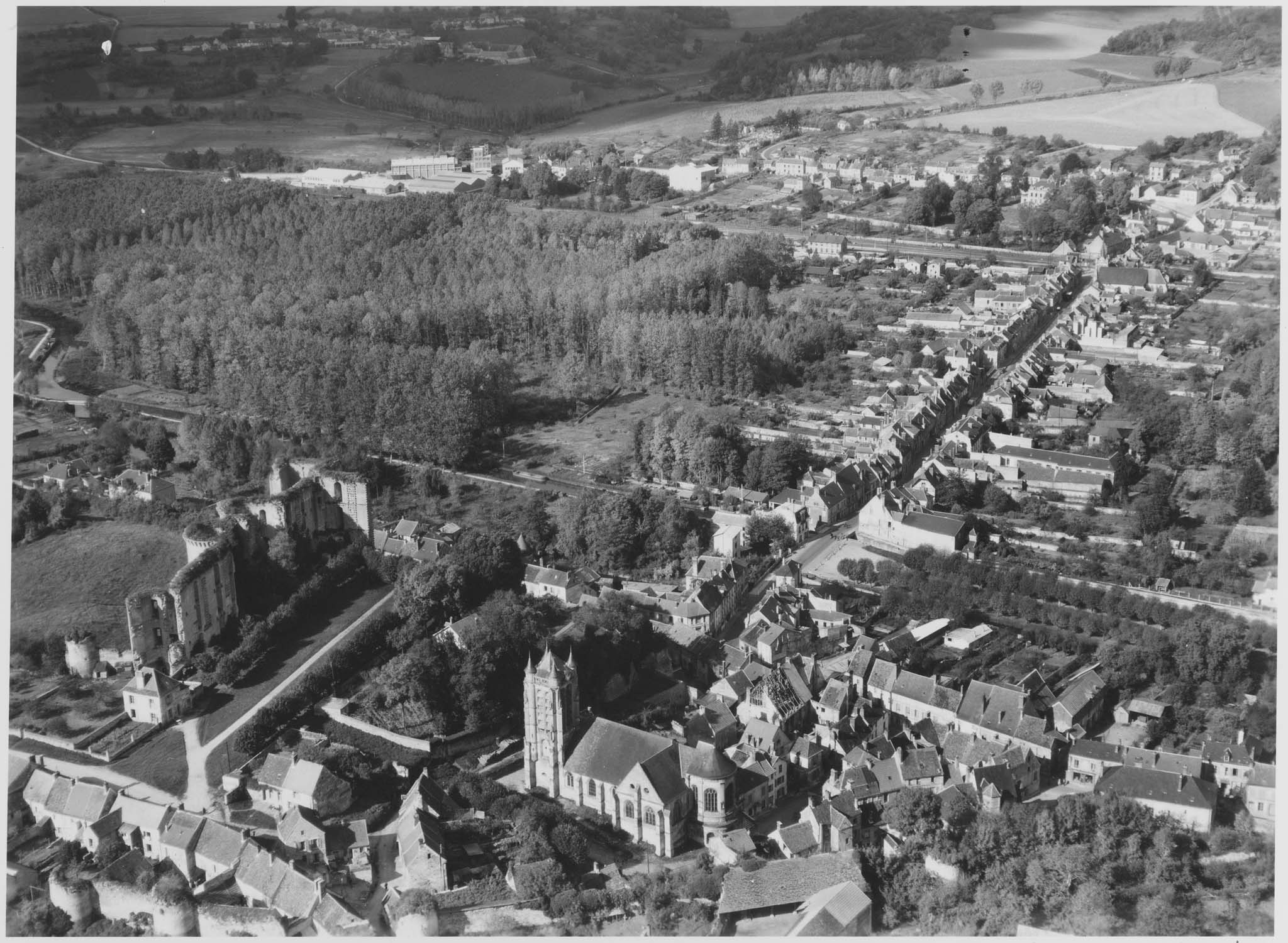 Le bourg avec le château et l’église Notre-Dame