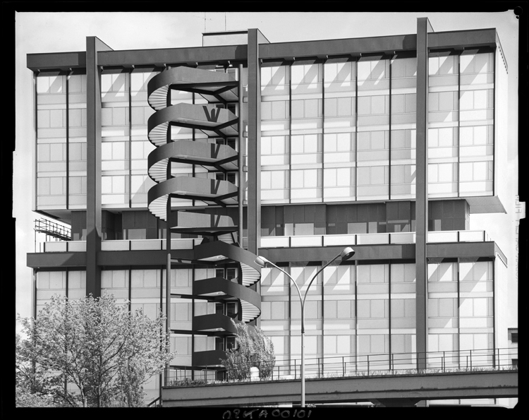 Maison de l’Iran : escalier sur la façade