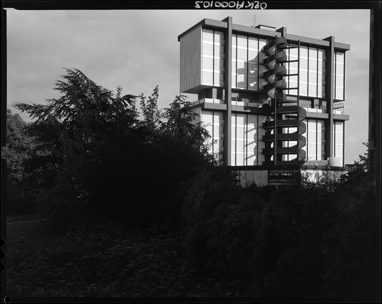 Maison de l’Iran : escalier sur la façade