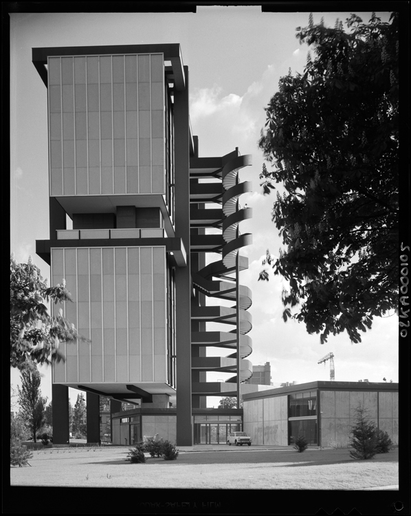 Maison de l’Iran : escalier sur la façade