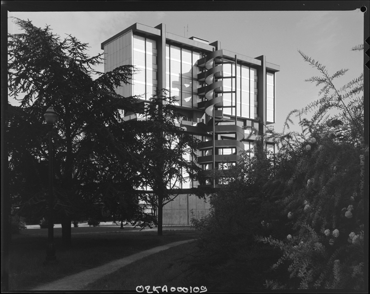 Maison de l’Iran : escalier sur la façade