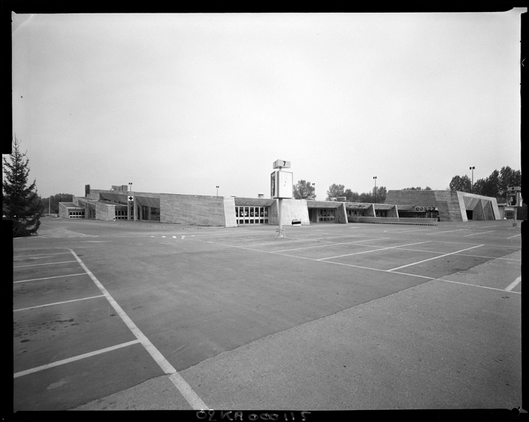 Parking et façade du bâtiment