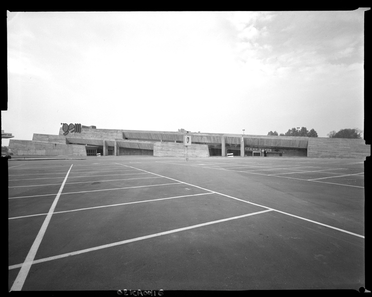 Parking et façade du bâtiment