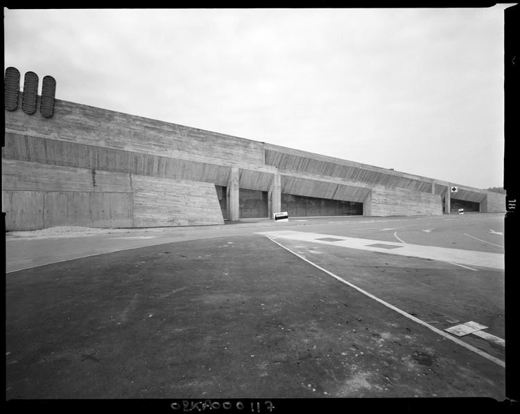 Parking et façade du bâtiment