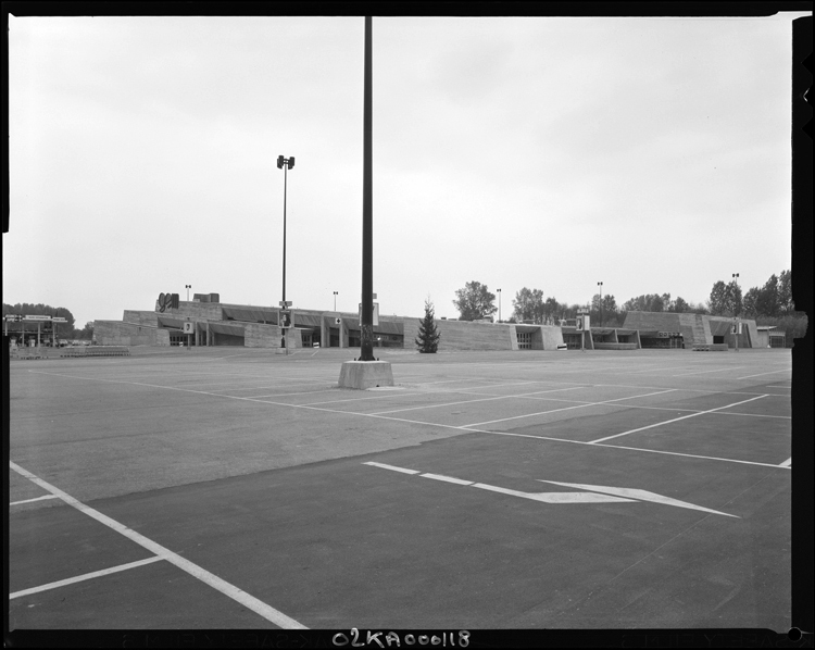 Parking et façade du bâtiment