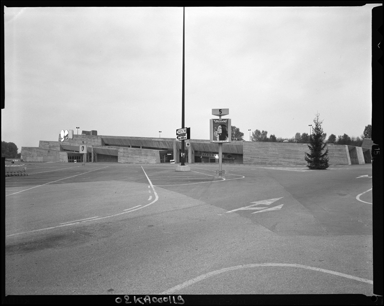 Parking et façade du bâtiment