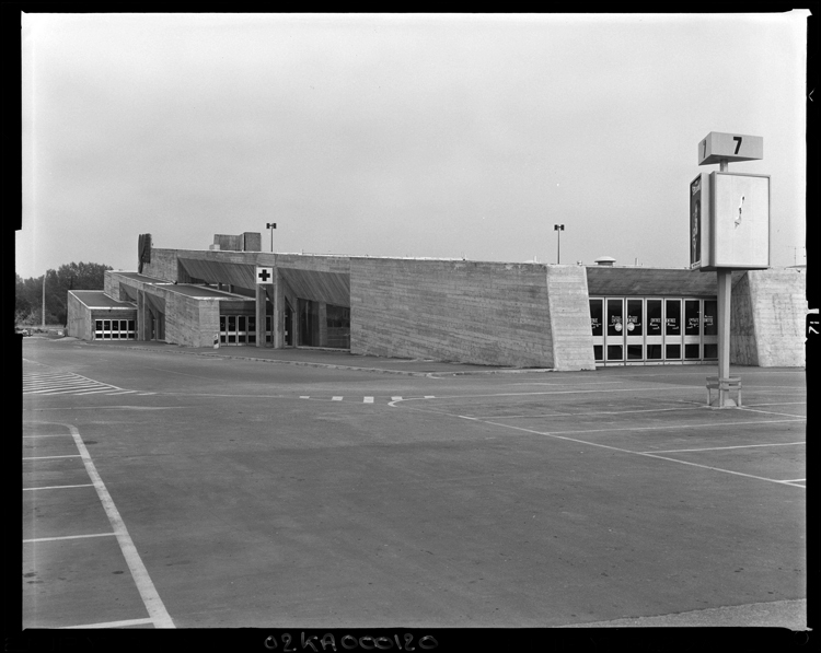 Parking et façade du bâtiment