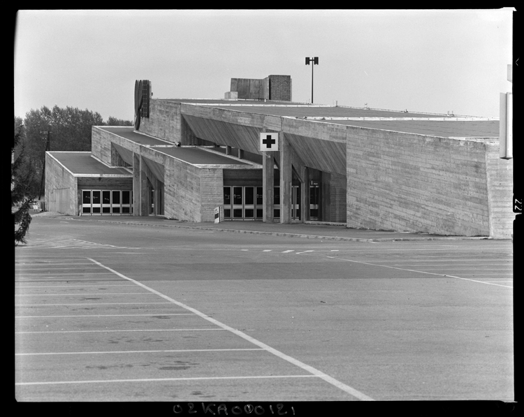 Parking et façade du bâtiment