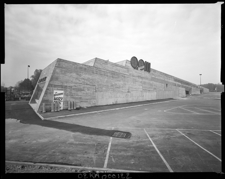 Parking et façade du bâtiment