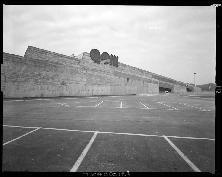 Parking et façade du bâtiment