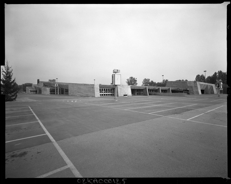 Parking et façade du bâtiment