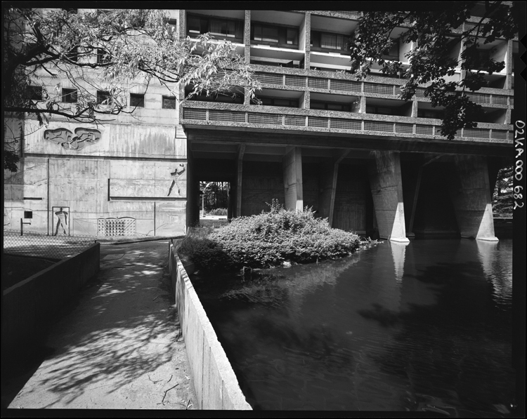 Bassin au pied du bâtiment