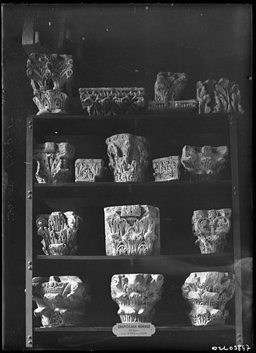 Chapiteaux romans déposés, provenant d'Avignon ou de la région