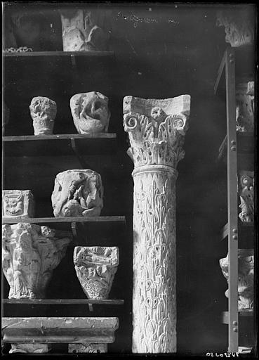 Chapiteaux romans déposés
