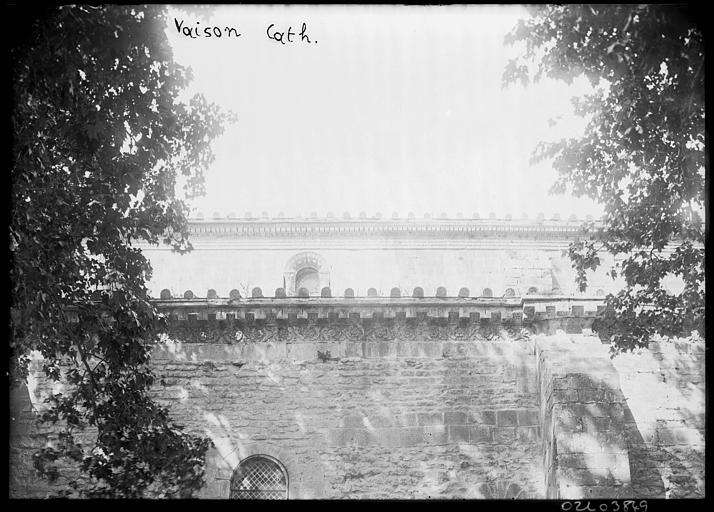 Mur sud, partie supérieure : frise et corniche