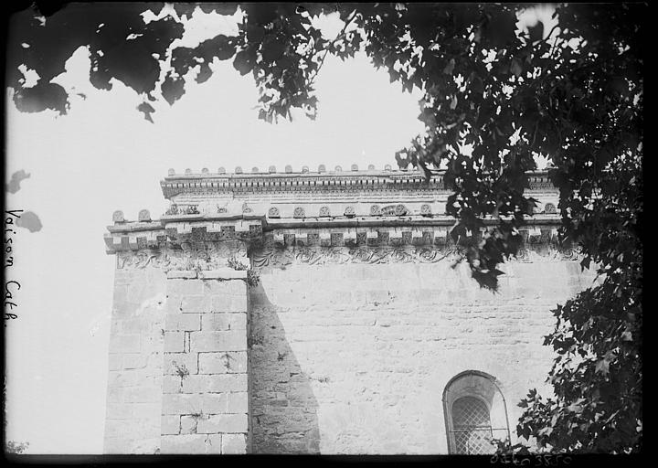 Mur sud, partie supérieure : frise et corniche