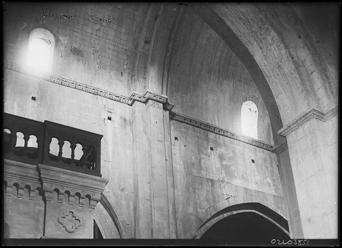 Intérieur : arcades de la nef, partie supérieure