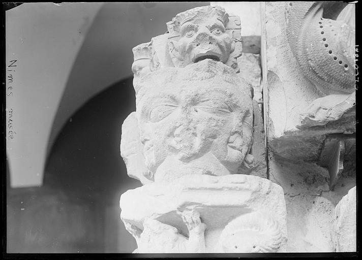 Dépôt lapidaire : pierre sculptée, têtes