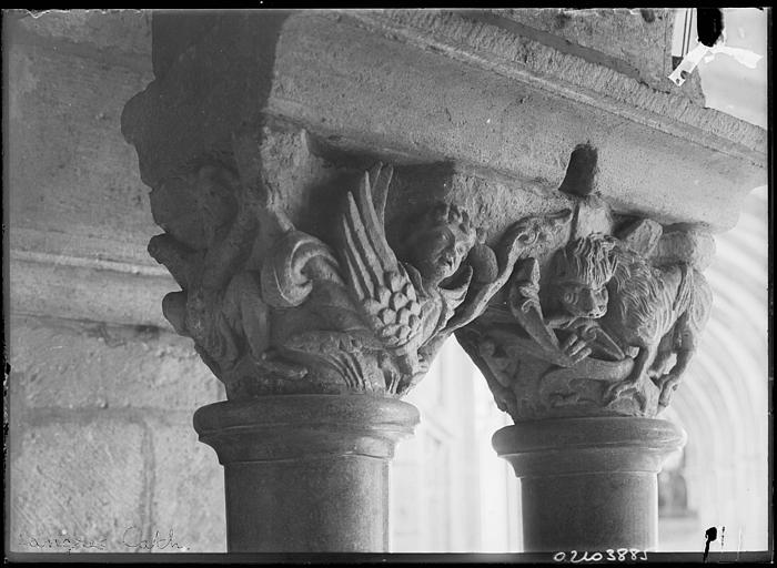 Intérieur : chapiteaux du triforium, personnages et animaux