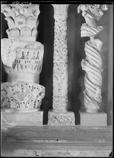 Dépôt lapidaire : chapiteaux, colonnes sculptées