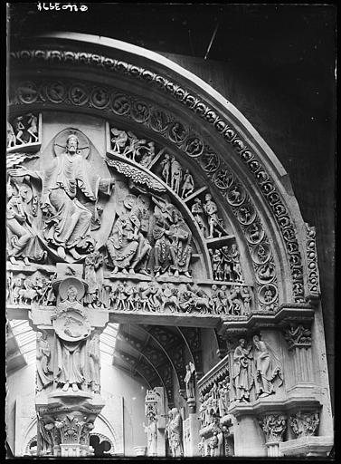 Portail d'église : détail du tympan
