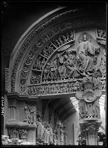Portail d'église : détail du tympan