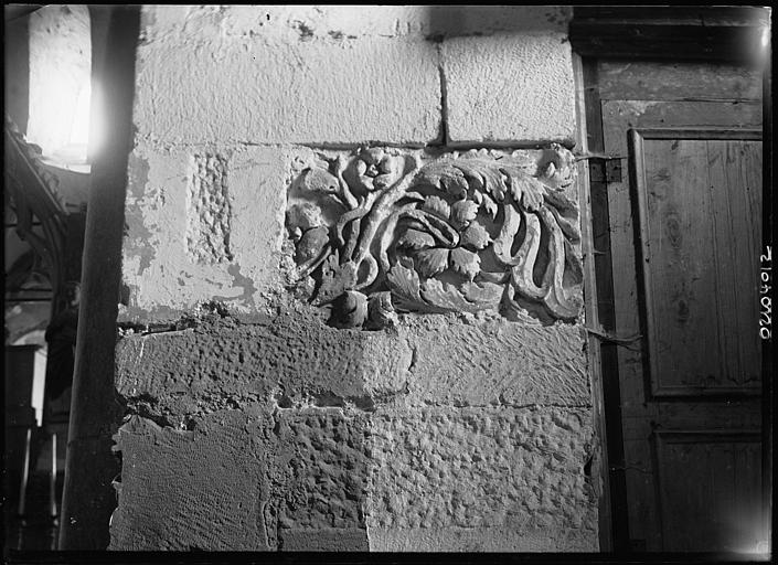 Pierre sculptée, feuillages