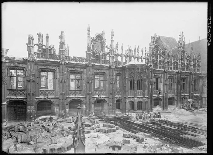 Façade sur cour en cours de restauration, pierres déposées dans la cour