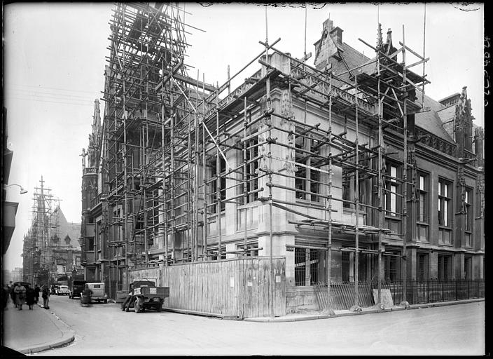 Façades sur rue en cours de restauration : échafaudages