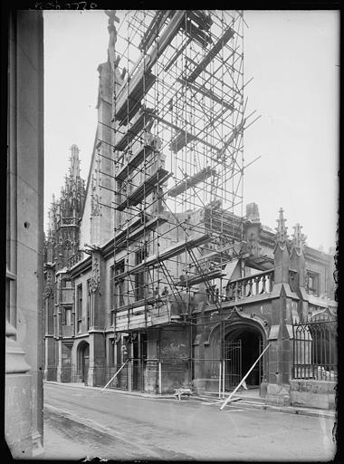 Façade sur rue en cours de restauration : échafaudages