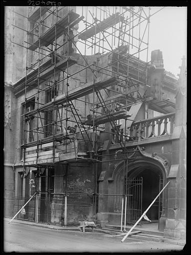 Façade sur rue en cours de restauration : échafaudages